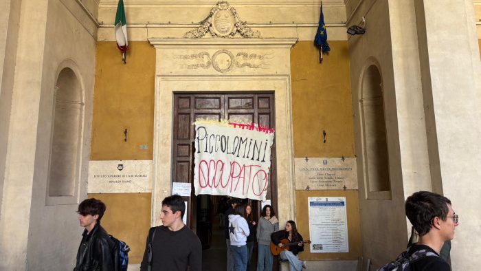 Siena, gli studenti occupano le scuole: "Servono risorse per l’istruzione, non per la guerra"