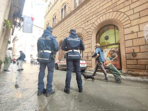 Siena, cade intonaco dalla facciata di un palazzo in Via Banchi di Sopra