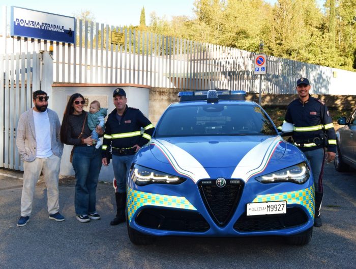 Siena: la Polizia Stradale salva un neonato, scortando l'auto dei genitori in ospedale