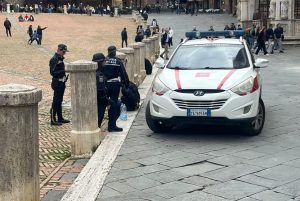 Siena, espulsione immediata dall'Italia per l'aggressore di Piazza del Campo: il Prefetto firma il provvedimento