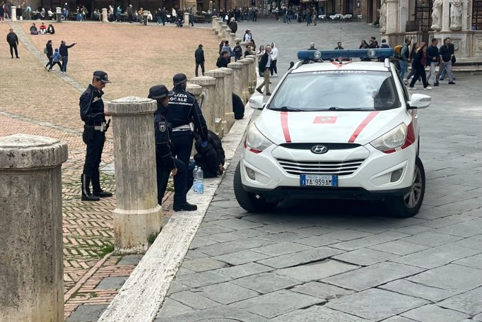 Siena, espulsione immediata dall'Italia per l'aggressore di Piazza del Campo: il Prefetto firma il provvedimento