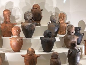Trentadue canopi etruschi nel Museo civico e archeologico di Chianciano Terme. La più grande selezione antropomorfi al mondo