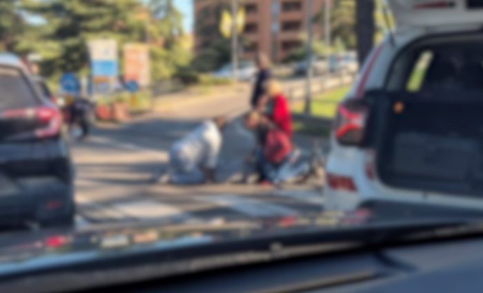 Poggibonsi, incidente vicino alla scuola da Vinci: paura per un ciclista