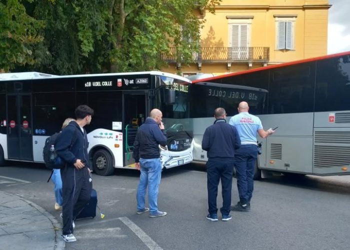 Siena, scontro tra due bus alla Lizza