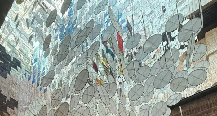 Siena, l’opera di Jacob Hashimoto vola dal Santa Maria della Scala al MoMA di San Francisco