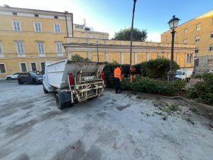 Siena, iniziata l’operazione decoro: taglio delle siepi e bonifica in piazza Gramsci