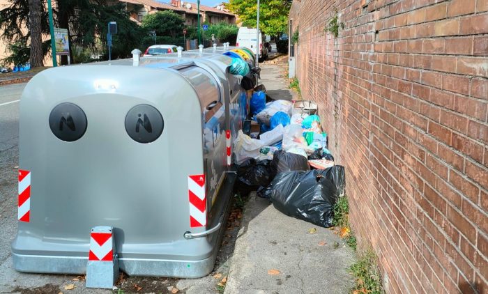 Siena, Via Tolomei: cassonetti pieni e rifiuti sui marciapiedi. La segnalazione di un lettore
