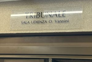 Siena, tensione fuori dall’aula dopo l’udienza per minacce e atti persecutori agli ex datori di lavoro