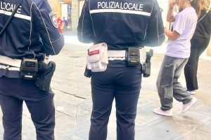 Siena, intervento della Polizia Locale in piazza Gramsci: situazione rapidamente riportata alla normalità