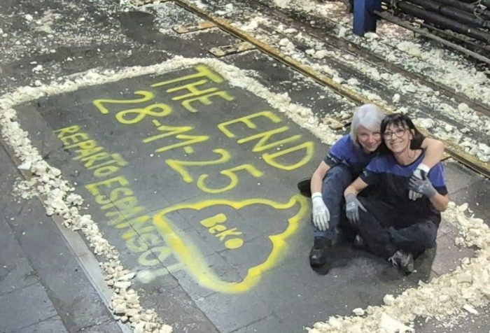 Beko The End, storie e sogni di donne e uomini che si spengono con le macchine