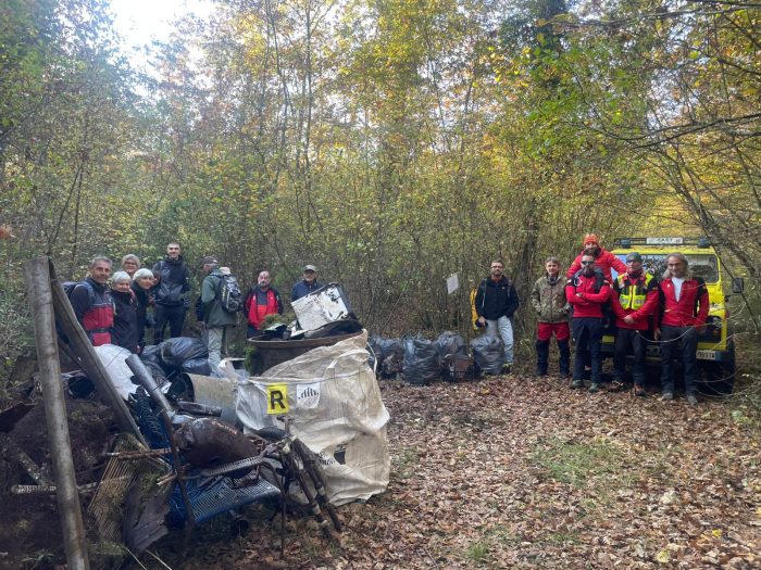 Montagnola: speleologi e scalatori del CAI ripuliscono discarica abusiva