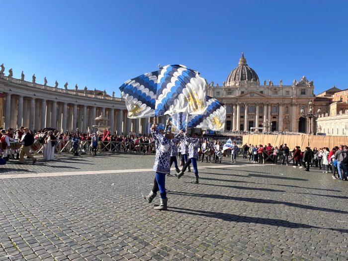 San Quirico d'Orcia, incontro indimenticabile con Papa Leone XIV per il Quartiere Canneti