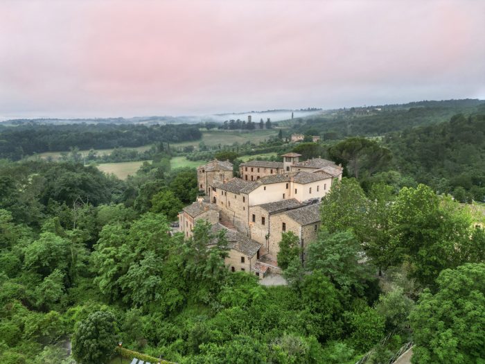 L’autunno lento a Castel Monastero: un viaggio tra sapori, vigne e silenzi toscani
