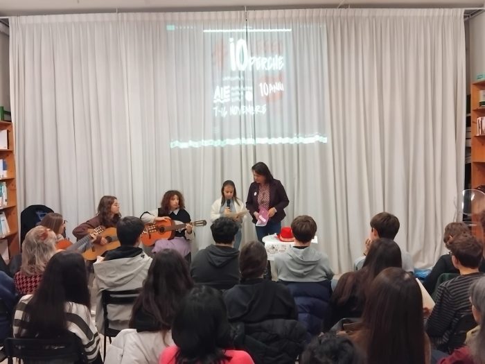 Siena: "Io leggo perché", reading del liceo classico-musicale Piccolomini presso la libreria Becarelli