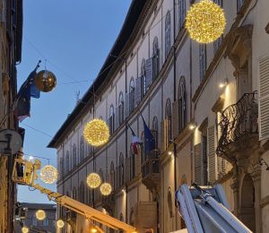 Luminarie di Natale a Siena, prova generale in via del Capitano