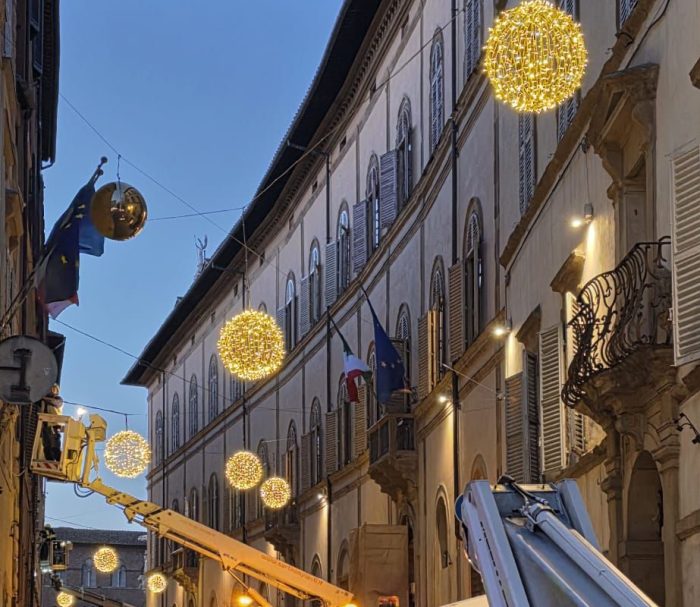 Luminarie di Natale a Siena, prova generale in via del Capitano