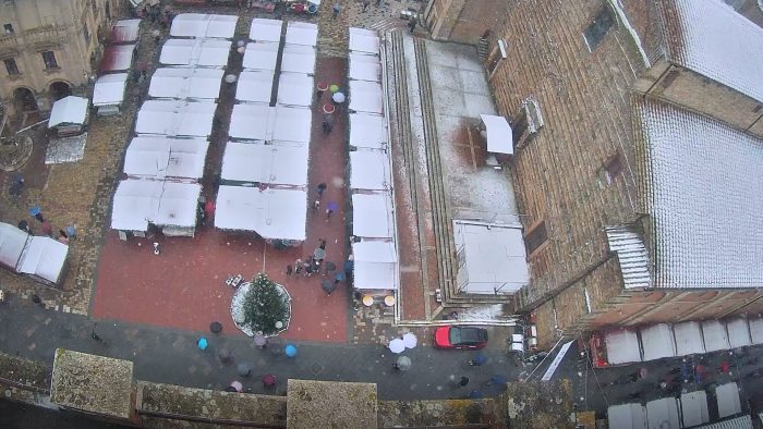 Ondata di freddo in Toscana: fiocchi di neve anche a Montepulciano, non accadeva da 20 anni