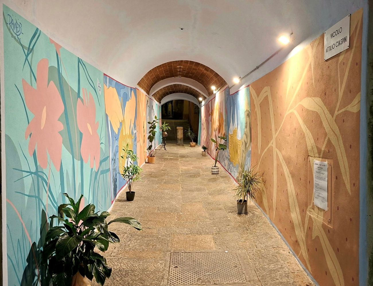 Poggibonsi, nuova vita per vicolo Ciaspini: inaugurato il murales dedicato alle impagliatrici