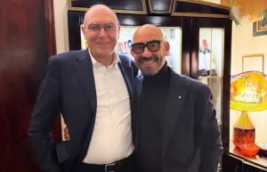 Il professor Bassetti e numerosi medici in giro per Siena