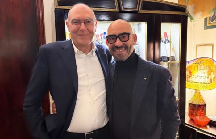 Il professor Bassetti e numerosi medici in giro per Siena