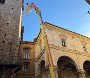 Siena, vicolo di San Pietro: prosegue la messa in sicurezza dopo la chiusura disposta dai Vigili del Fuoco
