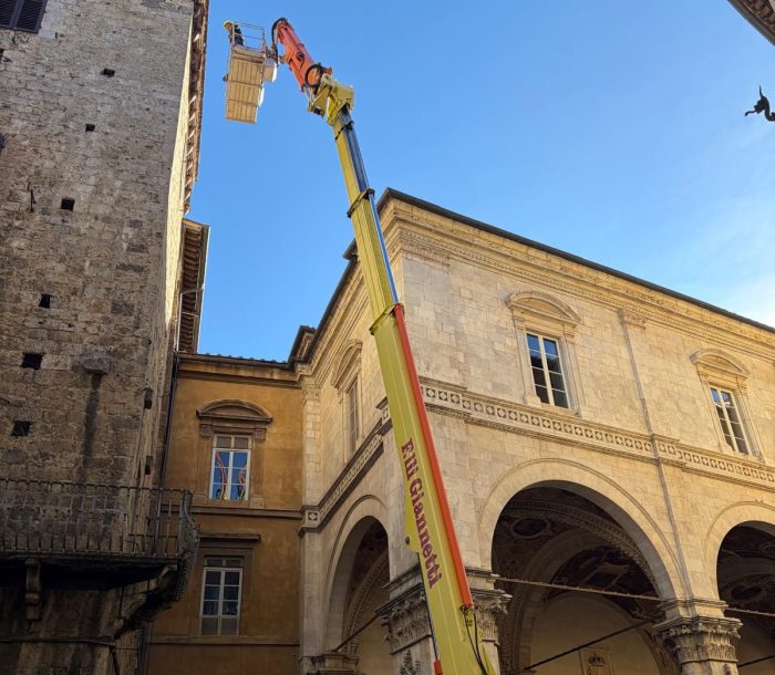 Siena, vicolo di San Pietro: prosegue la messa in sicurezza dopo la chiusura disposta dai Vigili del Fuoco