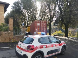 Siena, autoarticolato blocca il quartiere di Ravacciano: traffico in tilt e disagi all’uscita delle scuole