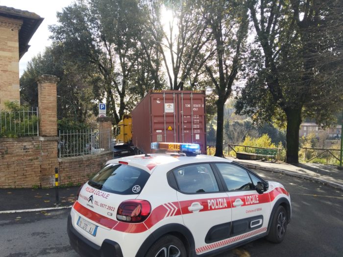 Siena, autoarticolato blocca il quartiere di Ravacciano: traffico in tilt e disagi all’uscita delle scuole