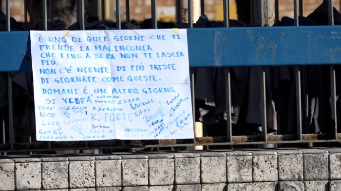 "Niente di più triste di giornate come questa". I dipendenti della Beko di Siena salutano lo stabilimento con le parole di Ornella Vanoni