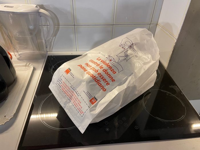 25 Novembre: il messaggio nelle buste per il pane della CGIL di Siena entra in tutte le case della provincia.