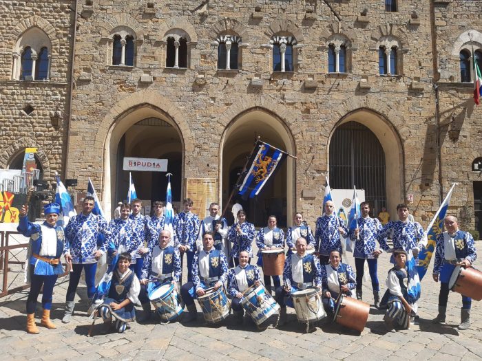 San Quirico d'Orcia, sbandieratori e tamburini del Quartiere di Canneti in San Pietro da Papa Leone XIV