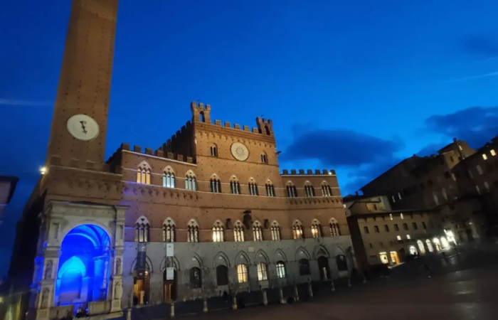Siena: lotta al cancro allo stomaco, la Cappella di piazza si illumina di blu