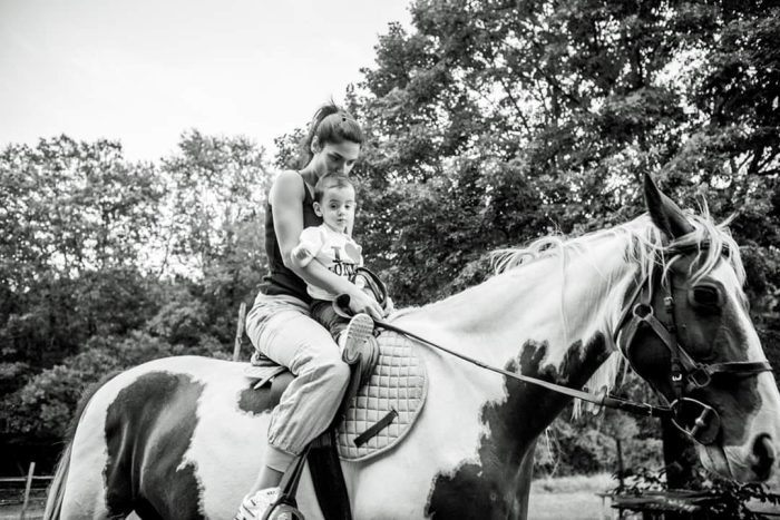 "IppoteraMia": dal ricordo di Mia Cenni, un progetto per aiutare i bambini con l'affetto dei cavalli