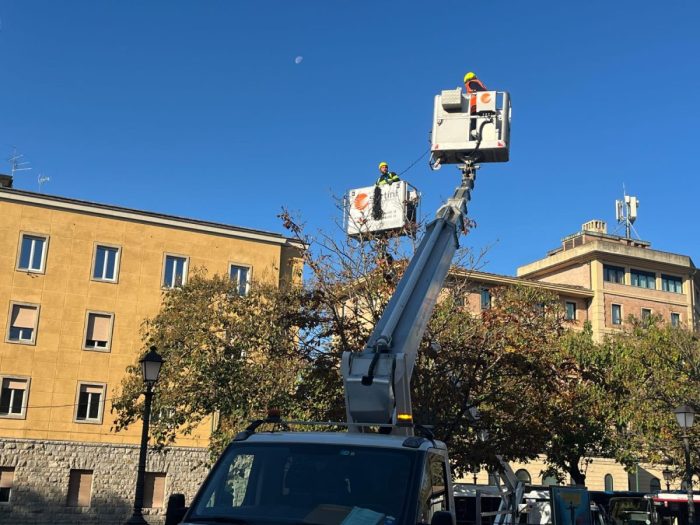 Natale a Siena, si montano le prime luminarie