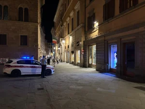 Siena: violazioni occupazione suolo pubblico, quattro locali del centro chiusi per 5 giorni