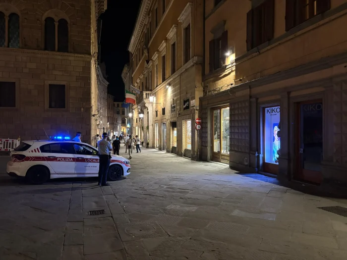 Siena: violazioni occupazione suolo pubblico, quattro locali del centro chiusi per 5 giorni