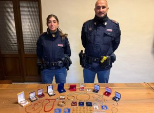 Siena: truffa anziano con la tecnica del falso carabiniere, 15enne sorpresa in flagranza dalla Polizia