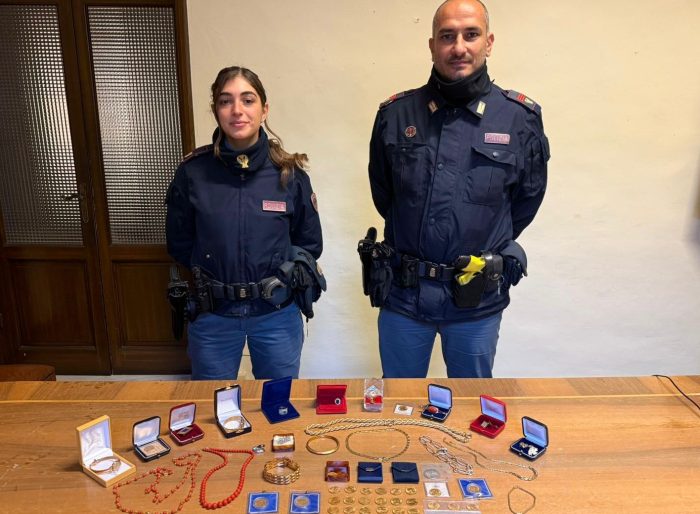 Siena: truffa anziano con la tecnica del falso carabiniere, 15enne sorpresa in flagranza dalla Polizia