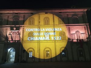 Giornata violenza contro le donne, la Provincia di Siena illumina di arancione la facciata del Palazzo del Governo