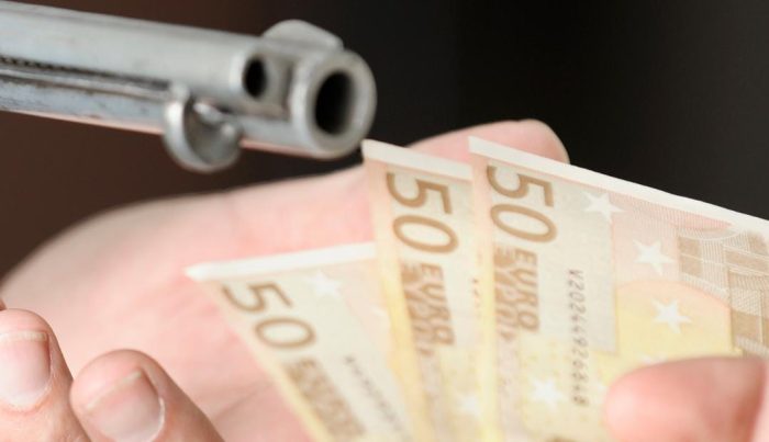 Asciano, rapina a mano armata: bottino magro, l'uomo fuggito verso la stazione ferroviaria