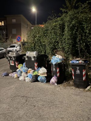 Siena, sporcizia e degrado in Via Gorizia a San Prospero. La segnalazione dei residenti
