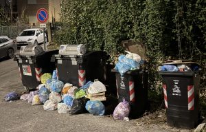 Siena, sporcizia e degrado in Via Gorizia a San Prospero. La segnalazione dei residenti