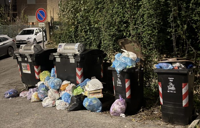 Siena, sporcizia e degrado in Via Gorizia a San Prospero. La segnalazione dei residenti