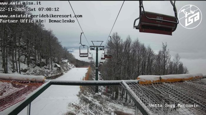 Monte Amiata, la neve continua a cadere. In vetta la temperatura è scesa a -4