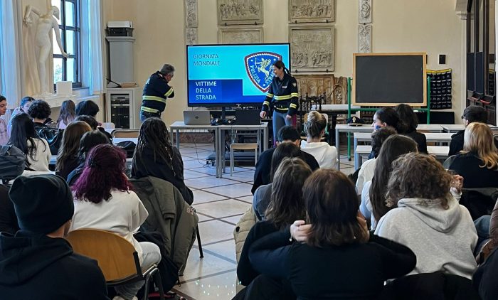 Sicurezza stradale: la Polstrada di Siena incontra gli studenti del Liceo Artistico
