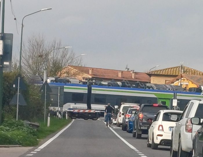 Siena: treno fermo sui binari, traffico bloccato sulla Cassia