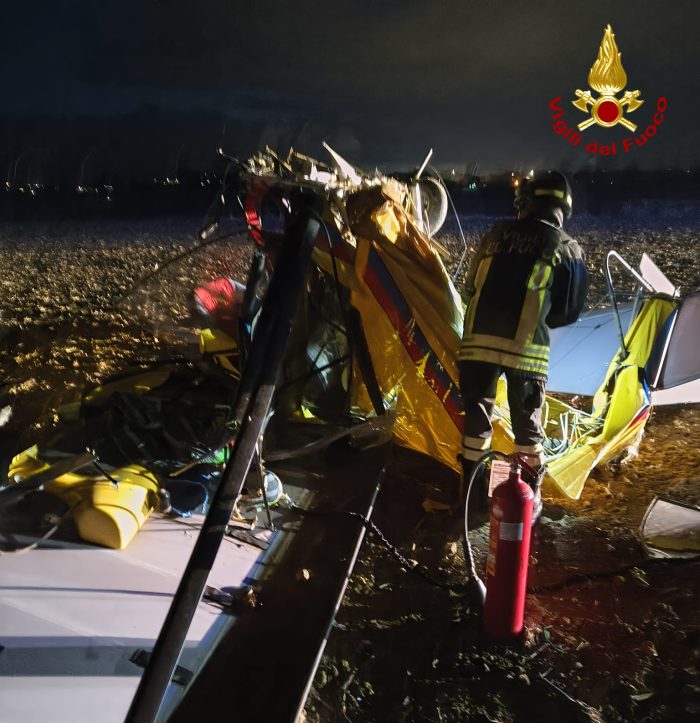 Paura a Sinalunga, ultraleggero atterra fuori pista. Ferito il pilota