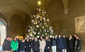 Siena, l'albero di Natale, realizzato dai dipendenti della Chigiana brilla nel Cortile di Palazzo Chigi Saracini