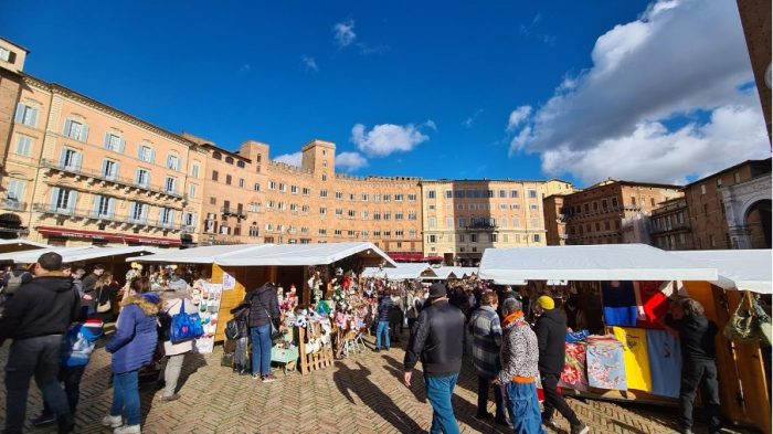 "Siena incanta" - Piazza del Campo si veste di festa: torna il Mercato nel Campo