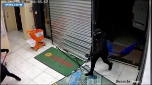 Siena, individuati quattro presunti autori di furti con “spaccata”. Un arresto per documenti falsi